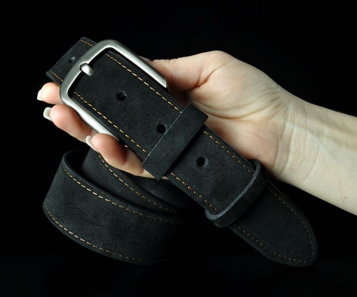 Чоловічий замшевий ремінь Kremen чорний з коричневою ниткою 4 см — 121 см (класична пряжка)