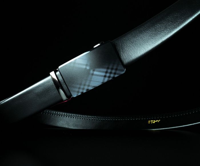 Чоловічий шкіряний ремінь De Esse чорний автомат (133 см), пряжка з переливом