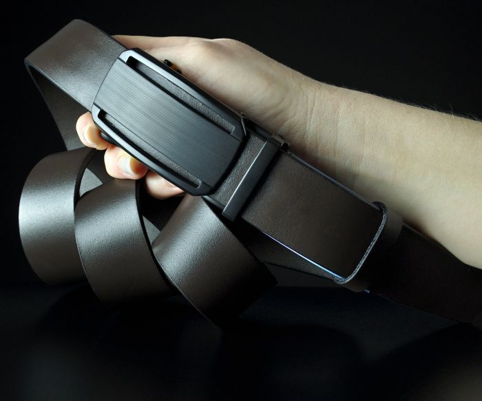 Чоловічий шкіряний ремінь SFIP коричневий автомат, чорна матова пряжка з вирізами (3,5 см)