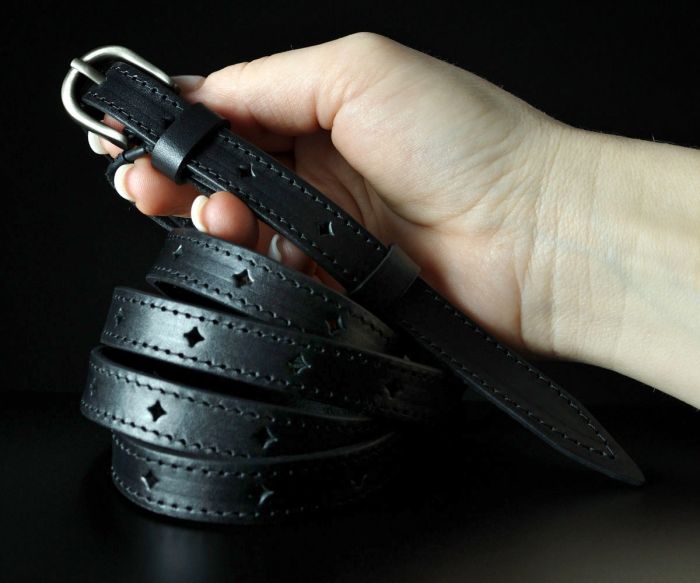 Вузький жіночий шкіряний пасок Sfip з перфорацією, чорний (1,5 см)