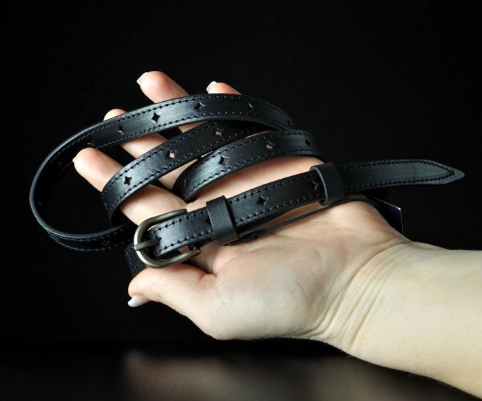 Вузький жіночий шкіряний пасок Sfip з перфорацією, чорний (1,5 см)