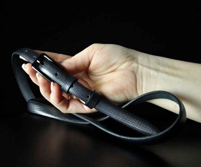 Жіночий шкіряний ремінь Sfip "під рептилію", чорно-сірий (1,5 см)