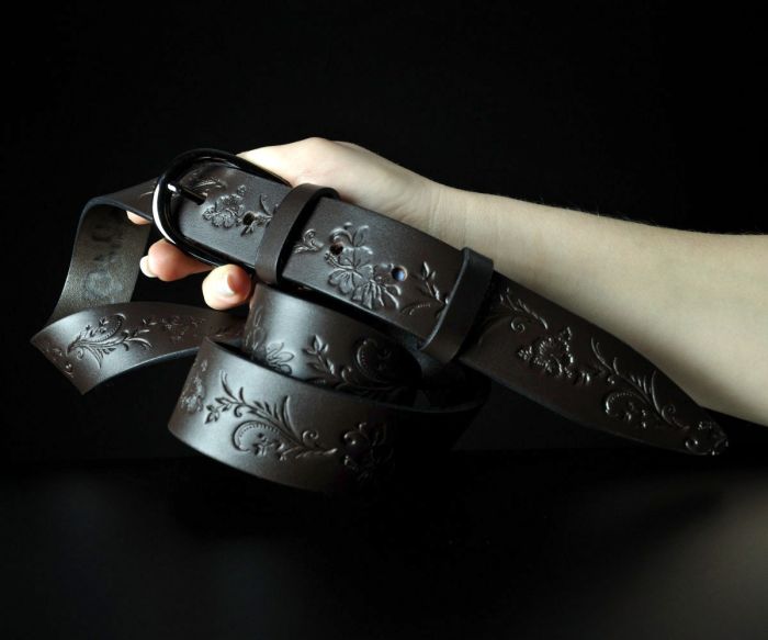 Жіночий шкіряний ремінь Sfip темно-коричневий, з тисненням квіти (3,5 см)