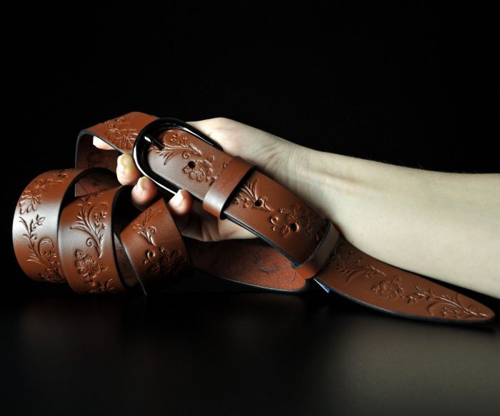 Жіночий шкіряний ремінь Sfip світло-коричневий, з квітковим тисненням (3,5 см)