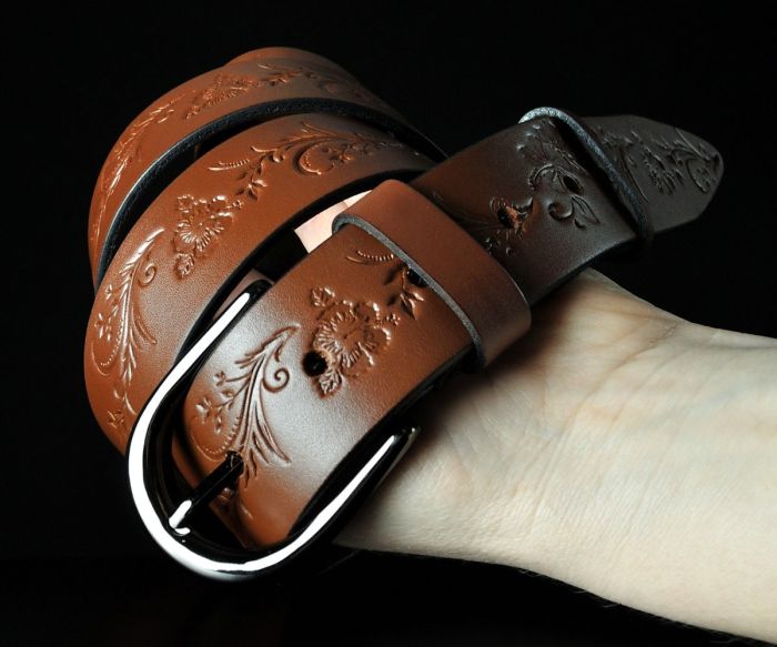 Жіночий шкіряний ремінь Sfip світло-коричневий, з квітковим тисненням (3,5 см)