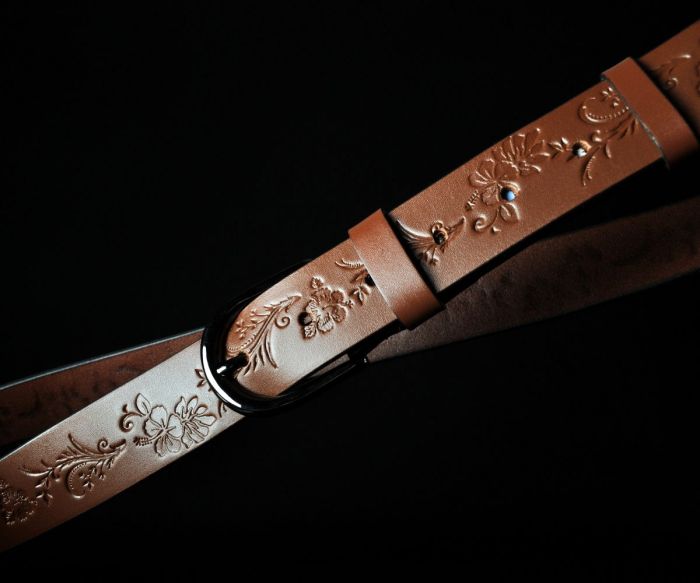 Жіночий шкіряний ремінь Sfip світло-коричневий, з квітковим тисненням (3,5 см)
