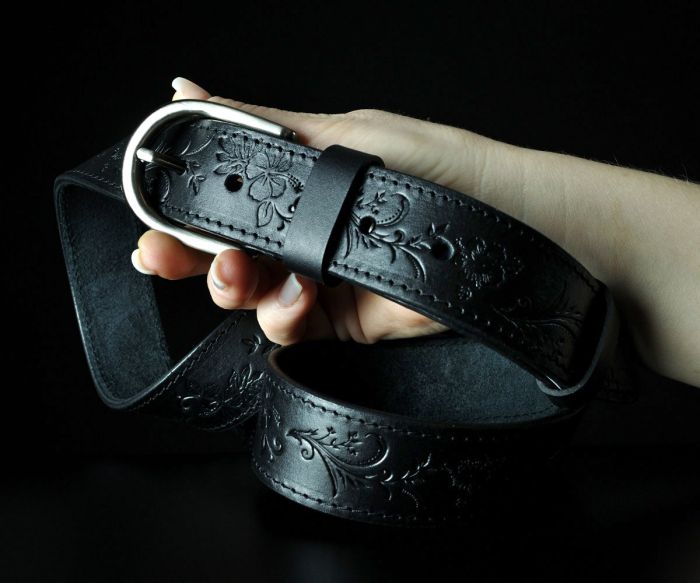 Жіночий шкіряний ремінь Sfip чорний, з квітковим тисненням (3,5 см)