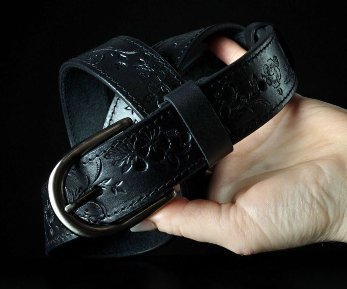 Жіночий шкіряний ремінь Sfip чорний, з квітковим тисненням (3,5 см)