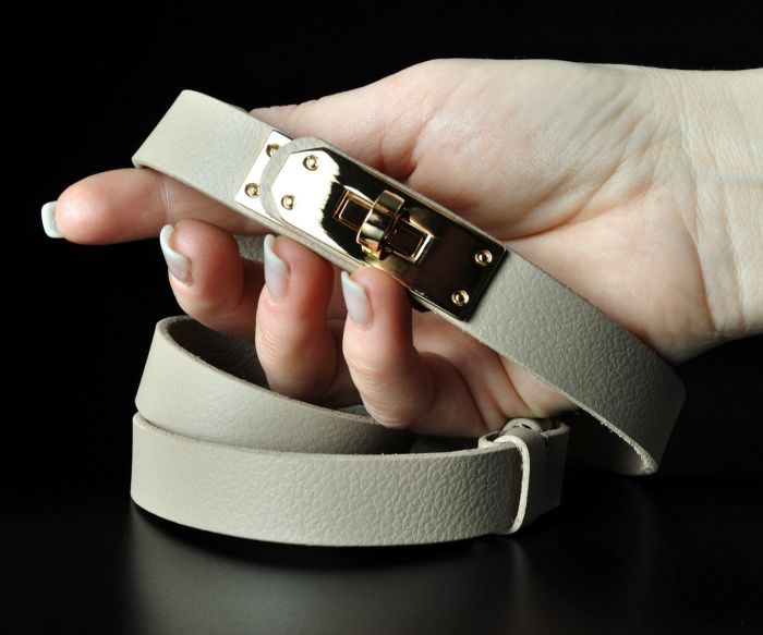 Жіночий шкіряний ремінь Kremen бежевий, пряжка-замок (2 см)