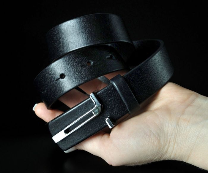 Жіночий шкіряний ремінь Kremen чорний, пряжка-гвоздик (3 см)