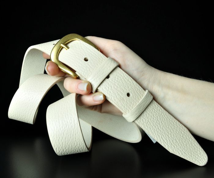 Жіночий шкіряний ремінь Kremen молочний, зернистий (3,5 см)