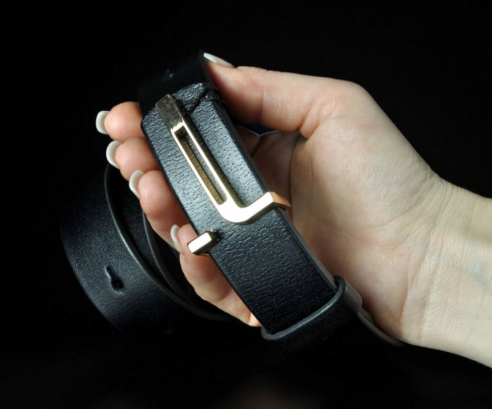 Жіночий чорний ремінь Kremen із золотистою пряжкою гвоздиком (3 см)