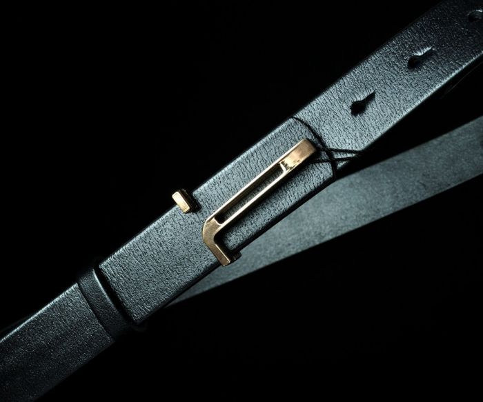 Жіночий чорний ремінь Kremen із золотистою пряжкою гвоздиком (3 см)