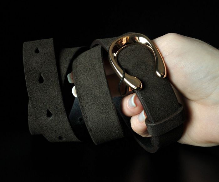 Жіночий замшевий ремінь Kremen коричневий, з фігурною пряжкою (2,5 см)