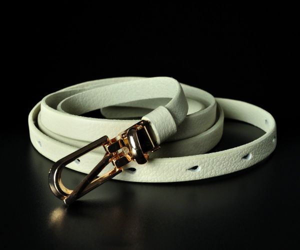 Жіночий вузький шкіряний ремінь Kremen молочний, турецька шкіра (1 см)