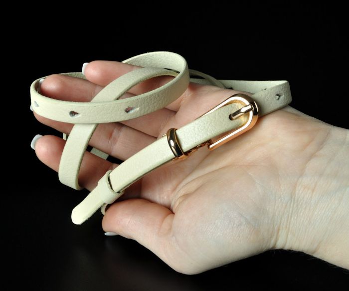 Жіночий вузький шкіряний ремінь Kremen молочний, турецька шкіра (1 см)