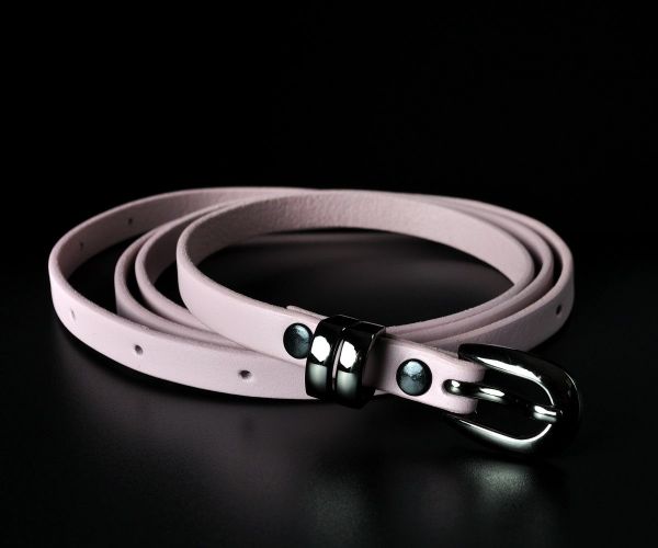 Жіночий вузький шкіряний ремінь Kremen колір пудра, гладкий (1 см)