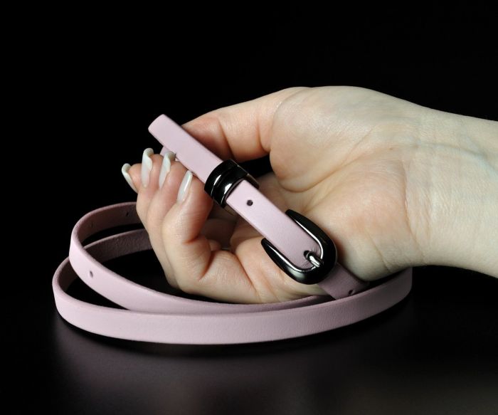 Жіночий вузький шкіряний ремінь Kremen колір пудра, гладкий (1 см)