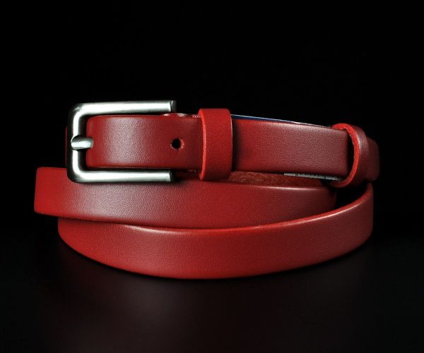 Жіночий вузький шкіряний ремінь Kremen червоний, гладкий (1,5 см)