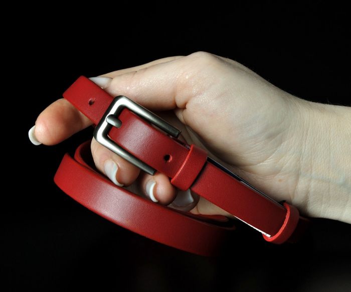 Жіночий вузький шкіряний ремінь Kremen червоний, гладкий (1,5 см)