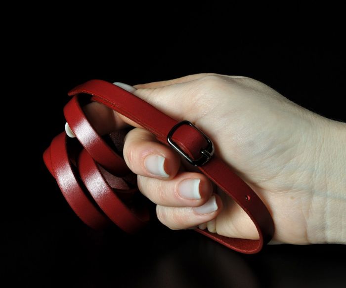 Жіночий тонкий шкіряний ремінь Kremen червоний, пряжка-качелька (1 см)