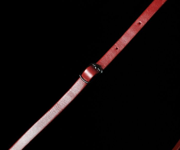 Жіночий тонкий шкіряний ремінь Kremen червоний, пряжка-качелька (1 см)