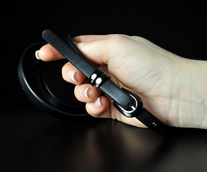 Жіночий вузький шкіряний ремінь Kremen чорний, гладкий (1 см)