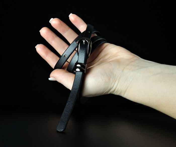 Жіночий вузький шкіряний ремінь Kremen чорний, гладкий (1 см)