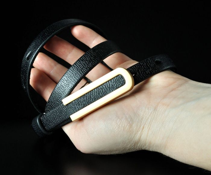 Жіночий шкіряний ремінь Kremen чорний, текстурний (1,5 см)