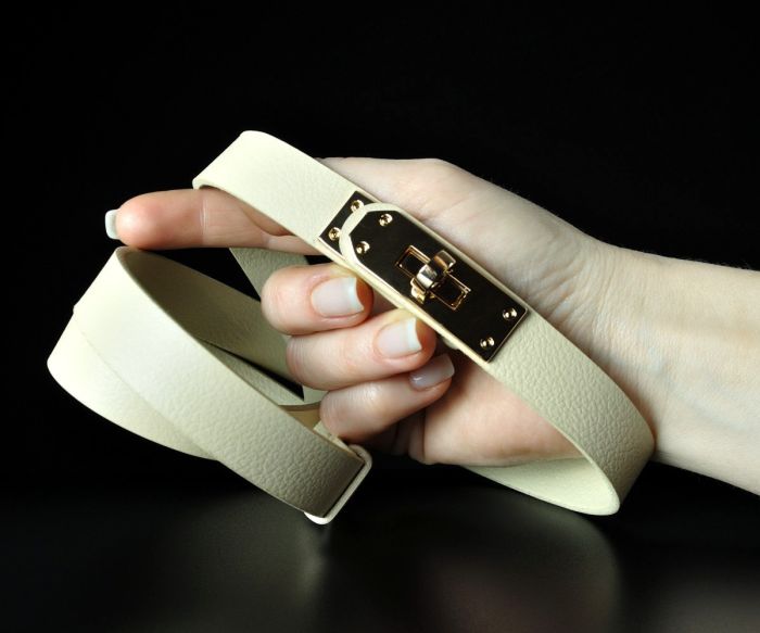 Жіночий шкіряний ремінь Kremen молочний, гладкий, пряжка-замок (2 см)