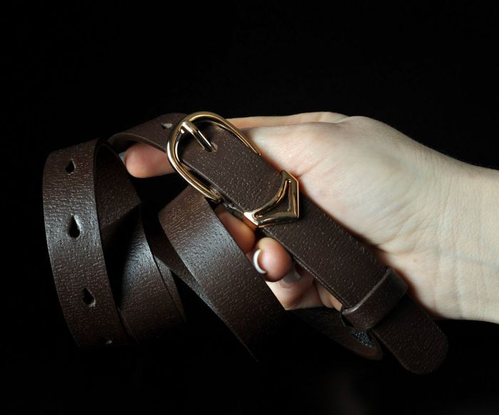 Жіночий шкіряний ремінь Kremen коричневий, структурний (2 см)