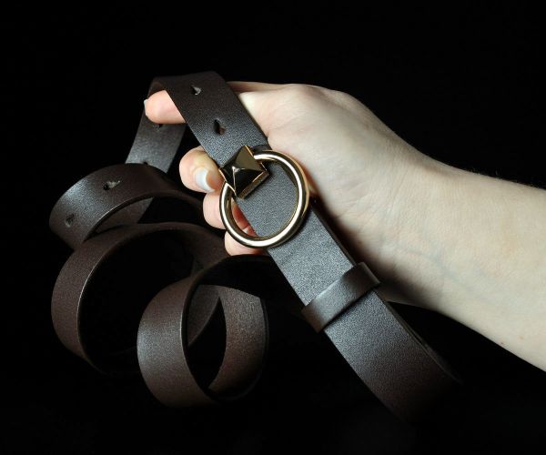 Жіночий шкіряний ремінь Kremen темно-коричневий, з оригінальною пряжкою (2,5 см)