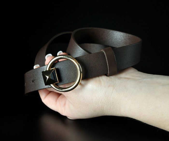 Жіночий шкіряний ремінь Kremen темно-коричневий, з оригінальною пряжкою (2,5 см)