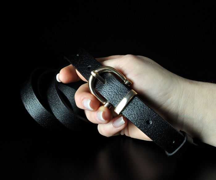 Жіночий шкіряний ремінь Kremen чорний, зернистий (2 см)