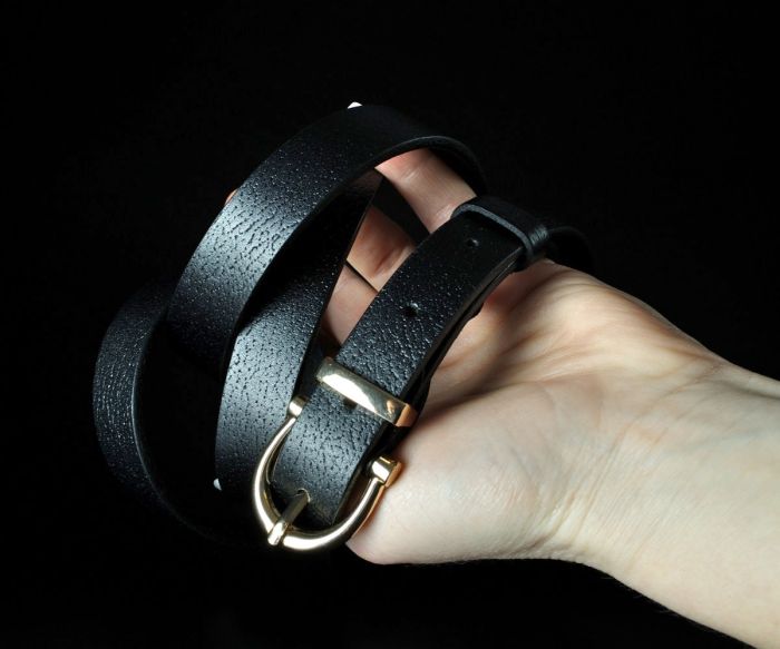 Жіночий шкіряний ремінь Kremen чорний, зернистий (2 см)