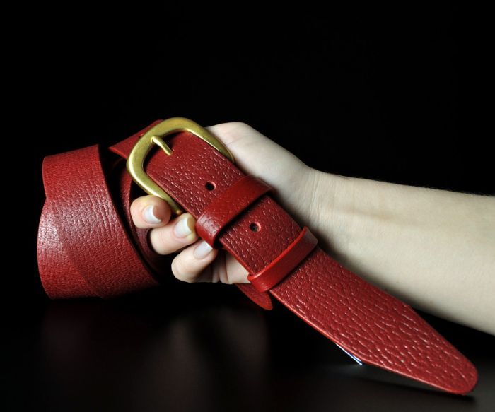 Жіночий шкіряний ремінь Kremen червоний, зернистий (3,5 см)