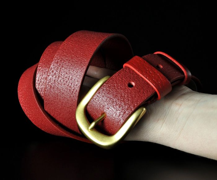 Жіночий шкіряний ремінь Kremen червоний, зернистий (3,5 см)