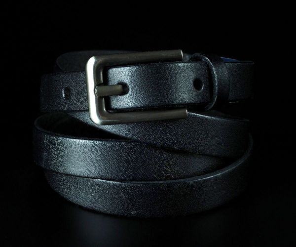 Жіночий вузький шкіряний ремінь Kremen чорний, гладкий (1,5 см)