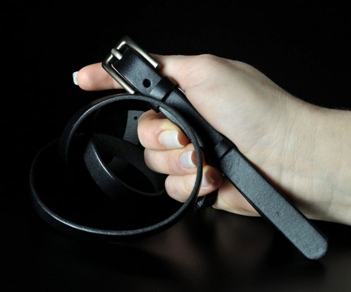 Жіночий вузький шкіряний ремінь Kremen чорний, гладкий (1,5 см)