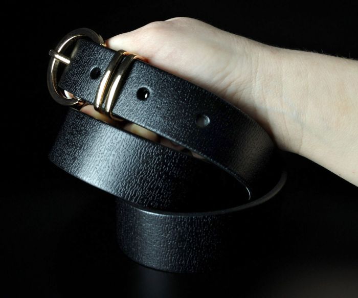 Жіночий шкіряний ремінь Kremen чорний, текстурний (3 см)